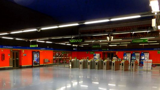 Leganés - Barrio de Zarzaquemada, Estación de Metro de Julián Besteiro 1