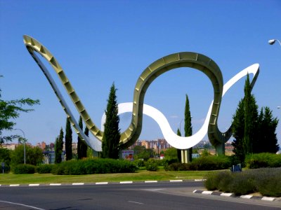 Leganés - Barrio de Leganés Norte, Escultura-rotonda 'De la Luz y de los Árboles', obra de Enrique Pujana y Miguel Rodríguez (2000)