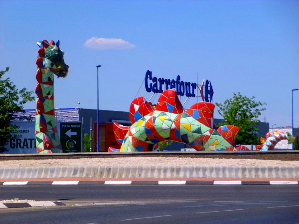 Leganés - Barrio de Leganés Norte 1, escultura-rotonda 'Nensi, el Monstruo de Leganés', de dEmo, 2009 (1)