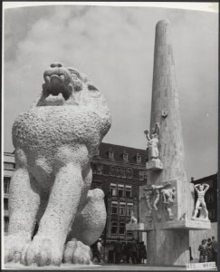 Leeuw bij het Nationaal Monument op de Dam, Bestanddeelnr 073-0002