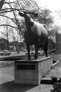 Leeuwarden. Standbeeld ter herinnering aan het 75 jaar bestaan van het Friese Ru, Bestanddeelnr 922-2753