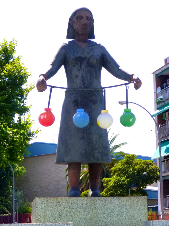 Leganés - Barrio de Zarzaquemada - 'Mujer de la Luz', de Andrés Rábago, 1999 (1)