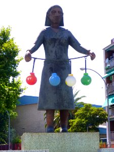 Leganés - Barrio de Zarzaquemada - 'Mujer de la Luz', de Andrés Rábago, 1999 (1)