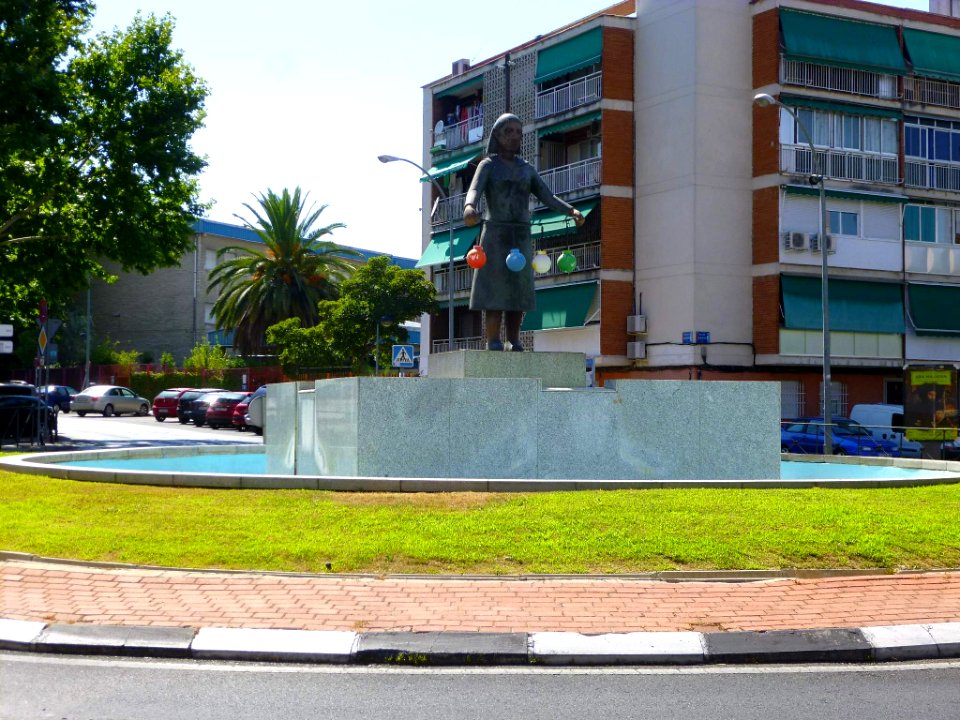 Leganés - Barrio de Zarzaquemada - 'Mujer de la Luz', de Andrés Rábago, 1999 (2)