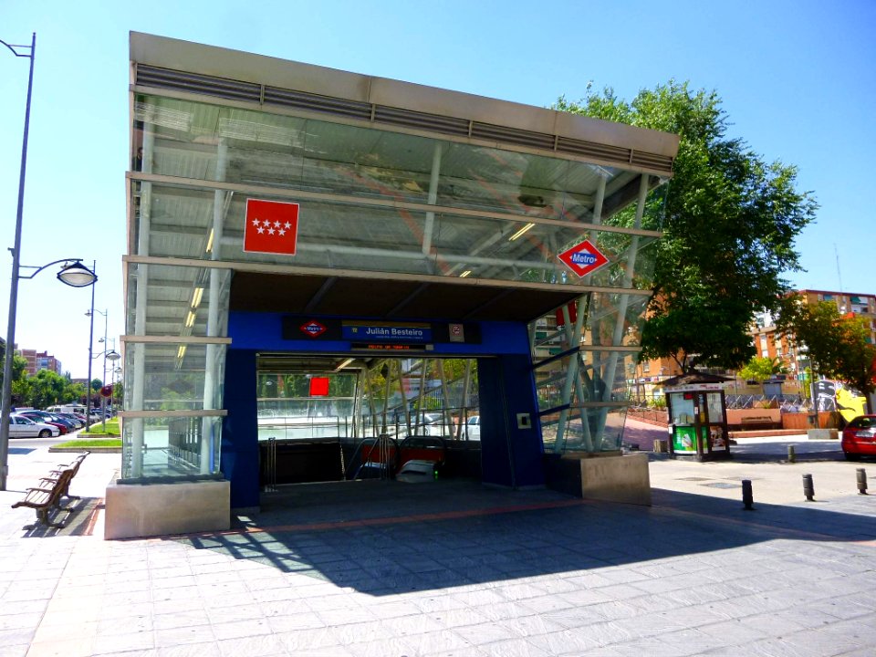 Leganés - Barrio de Zarzaquemada, Estación de Metro de Julián Besteiro 2