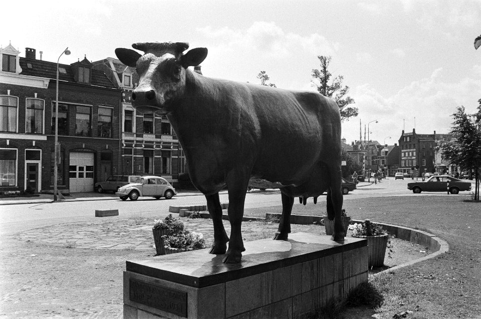 Leeuwarden. Bronzen standbeeld van een koe, bijgenaamd Us mem (onze moeder)…, Bestanddeelnr 932-2317