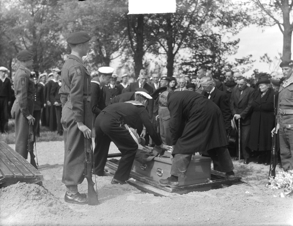 Leeuwarden, Noorderbegraafplaats. Begrafenis met militaire eer van Jitze Kiemel,, Bestanddeelnr 903-9675