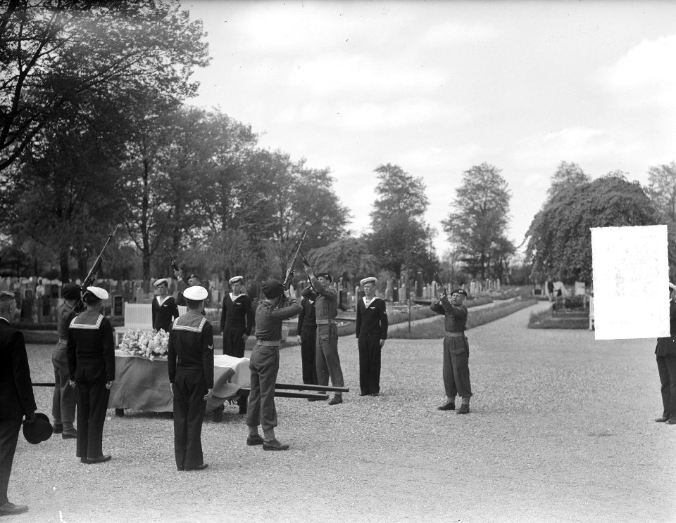 Leeuwarden, Noorderbegraafplaats. Begrafenis met militaire eer van Jitze Kiemel,, Bestanddeelnr 903-9673