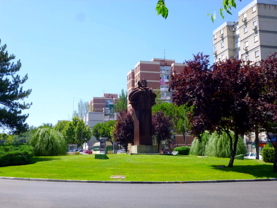Leganés - Barrio de Zarzaquemada, escultura 'Hermanos Rejón', de Fernando Bellver, 1999 (1)