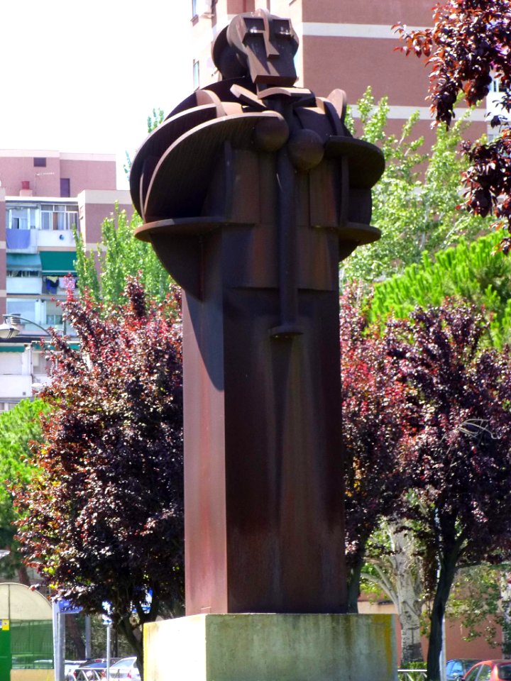 Leganés - Barrio de Zarzaquemada, escultura 'Hermanos Rejón', de Fernando Bellver, 1999 (2)