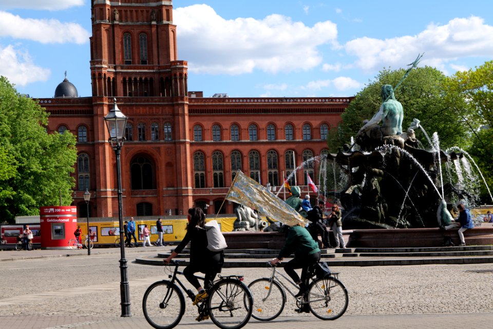 LeaveNoOneBehind protest Berlin 2020-04-26 Neptunbrunnen 63