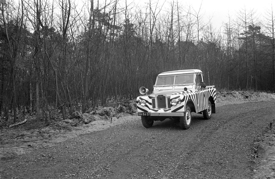 Leeuwentuin in Arnhem. De safari Landrover op een van de nieuwe wegen, Bestanddeelnr 921-2131