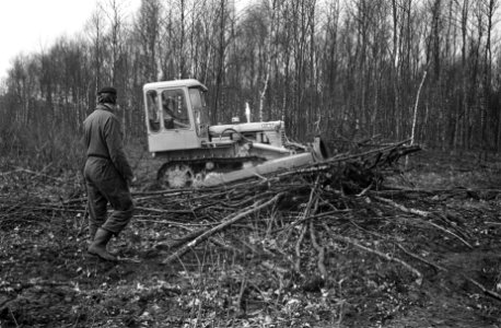 Leeuwentuin in Arnhem. Een bulldozer bezig met het rooien van bomen, waar strak , Bestanddeelnr 921-2132