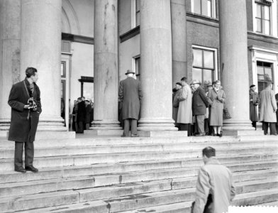 Leeuwarden Proces giftmoord dr O publiek op het bordes van het paleis van ju, Bestanddeelnr 911-1928
