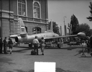 Leeuwarden vliegfeest, Thunderjet straaljager op plein voor de Beurs, Bestanddeelnr 906-4994