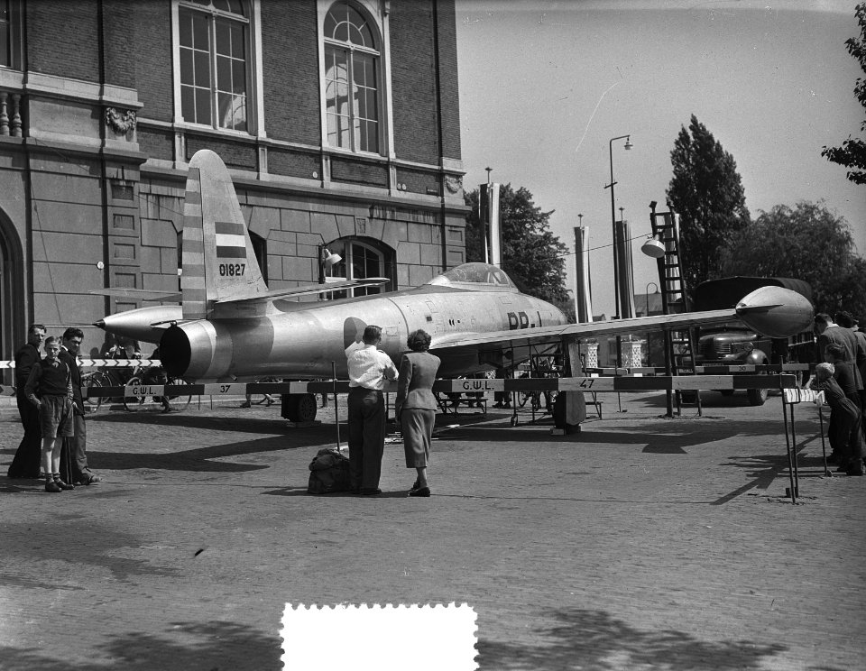 Leeuwarden vliegfeest, Thunderjet straaljager op plein voor de Beurs, Bestanddeelnr 906-4993