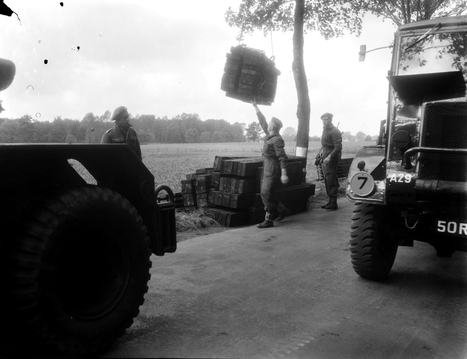 Legermanoeuvres in West Duitsland , soldaten in actie aangetast, Bestanddeelnr 906-7363
