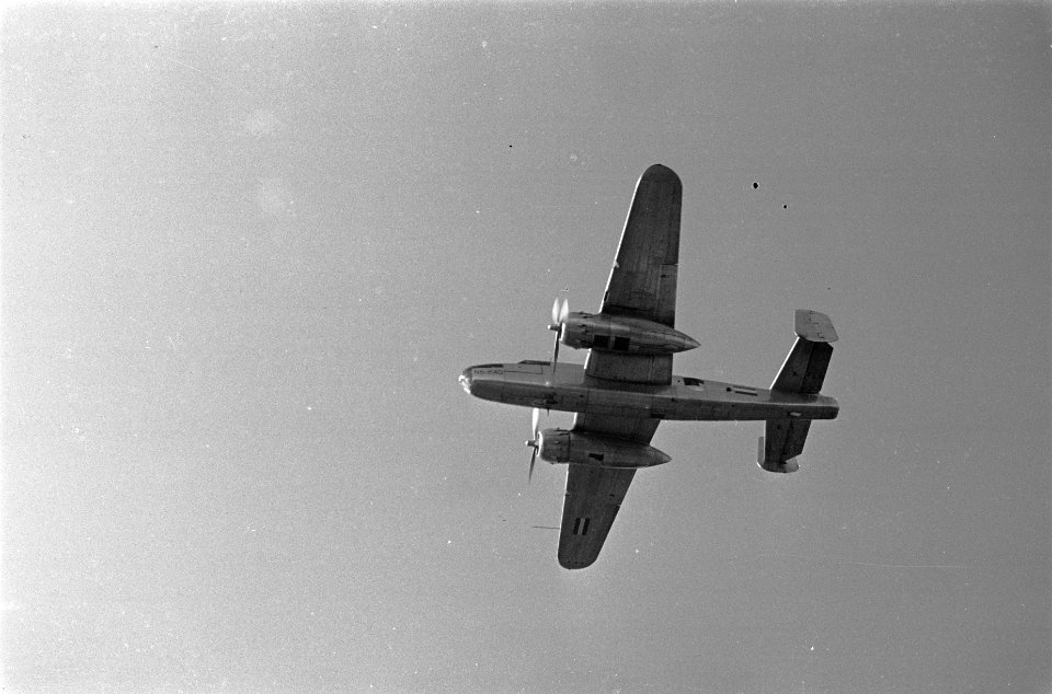 Legerdag te Pangkal Pinang. Vliegtuig (B-25 Mitchell bommenwerper), Bestanddeelnr 133-2-4