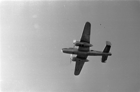 Legerdag te Pangkal Pinang. Vliegtuig (B-25 Mitchell bommenwerper), Bestanddeelnr 133-2-4