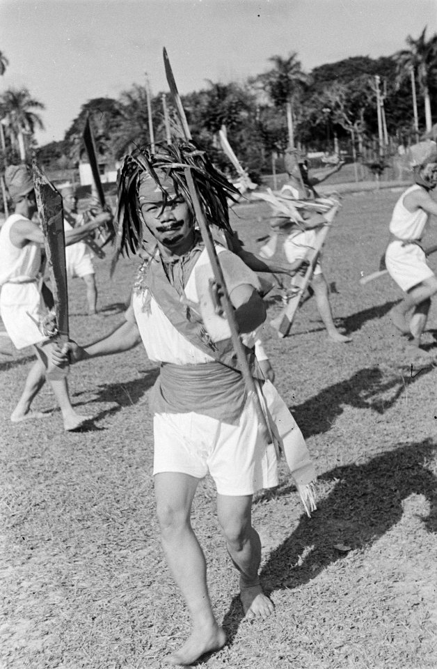 Legerdag te Pangkal Pinang Traditionele dans, Bestanddeelnr 133-4-5