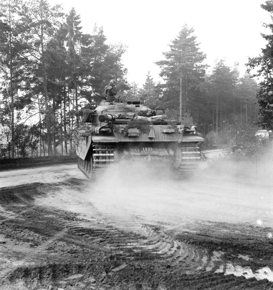 Legeroefening in Duitsland. Centuriontanks in opmars, Bestanddeelnr 913-0479