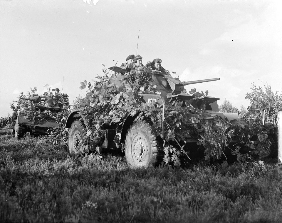 Legermanoeuvres op de Veluwe. Pantserwagen (rood), Bestanddeelnr 903-5258