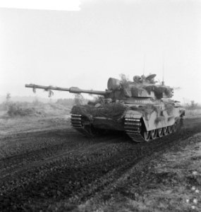 Legeroefening in Duitsland. Centuriontanks in opmars, Bestanddeelnr 913-0480