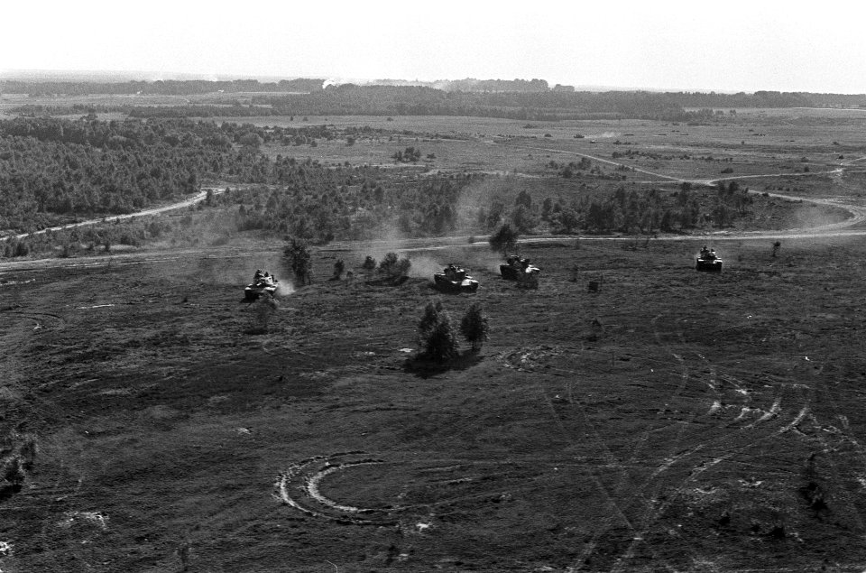 Legeroefening Big Ferro in Duitsland, tanks in aktie, vanuit de lucht, Bestanddeelnr 926-6824