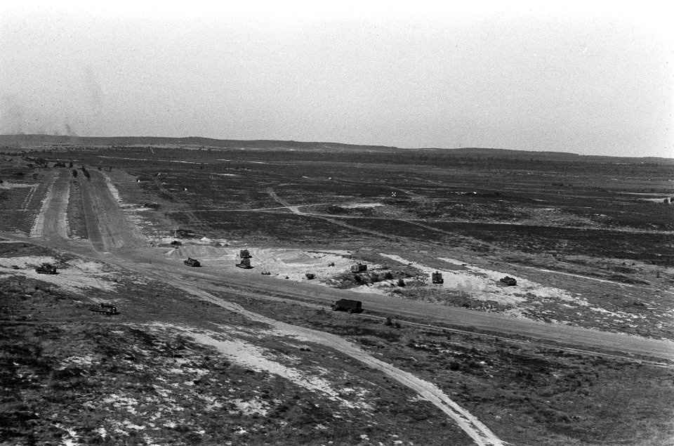 Legeroefening Big Ferro in Duitsland, tanks in aktie, vanuit de lucht, Bestanddeelnr 926-6823