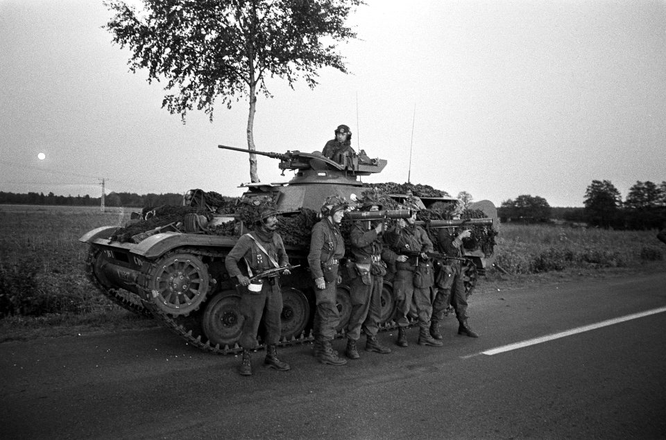 Legeroefening Big Ferro in Duitsland, infanteristen bij tanks, Bestanddeelnr 926-6819
