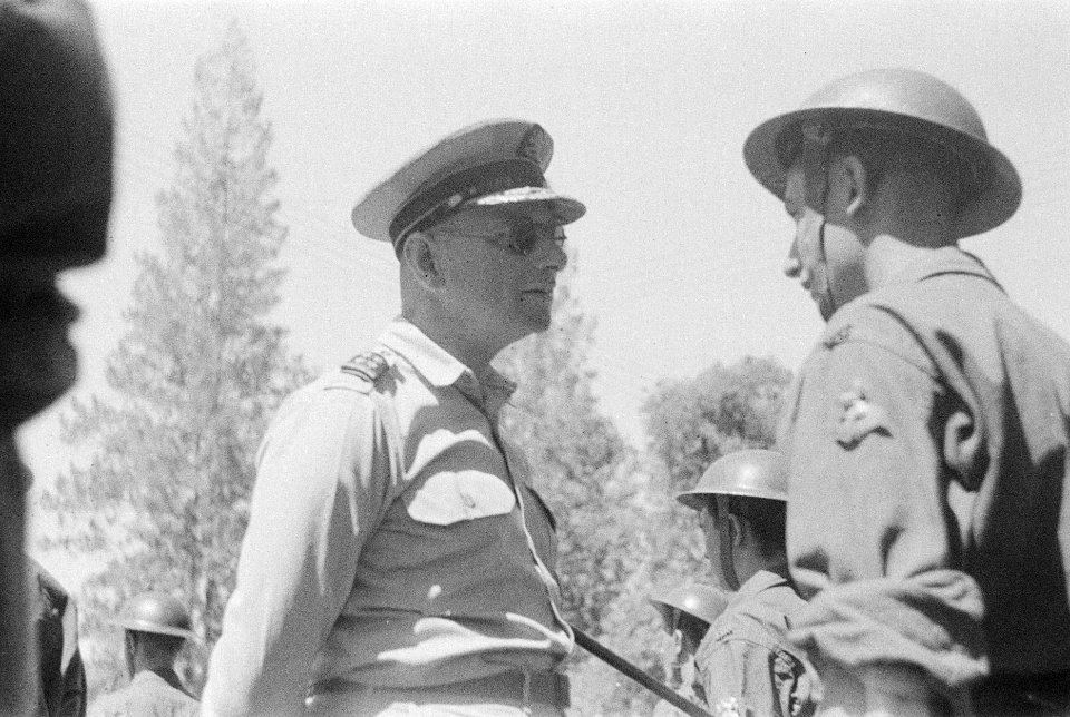 Legercommandant generaal S.H. Spoor inspecteert de troepen en spreekt met een so, Bestanddeelnr 16-5-1