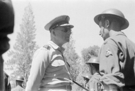 Legercommandant generaal S.H. Spoor inspecteert de troepen en spreekt met een so, Bestanddeelnr 16-5-1