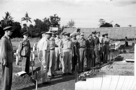 Legercommandant generaal S.H. Spoor legt een krans op een begraafplaats. Links , Bestanddeelnr 4442