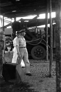 Legercommandant generaal S.H. Spoor wordt rondgeleid op een fabrieksterrein, Bestanddeelnr 4438