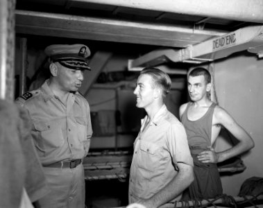Legercommandant SH Spoor, in gesprek met een opvarende, Bestanddeelnr 10642