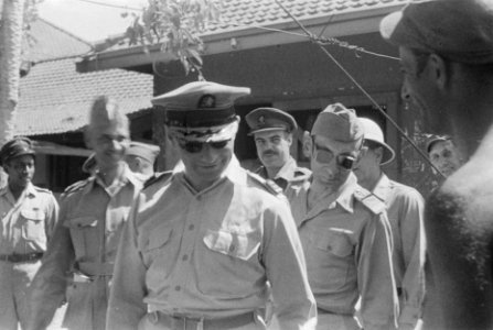 Legercommandant S.H. Spoor, in gezelschap van officieren, waaronder kolonel D.R., Bestanddeelnr 16-4-1