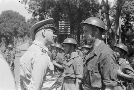 Legercommandant generaal S.H. Spoor inspecteert de troepen en spreekt met een so, Bestanddeelnr 16-4-6