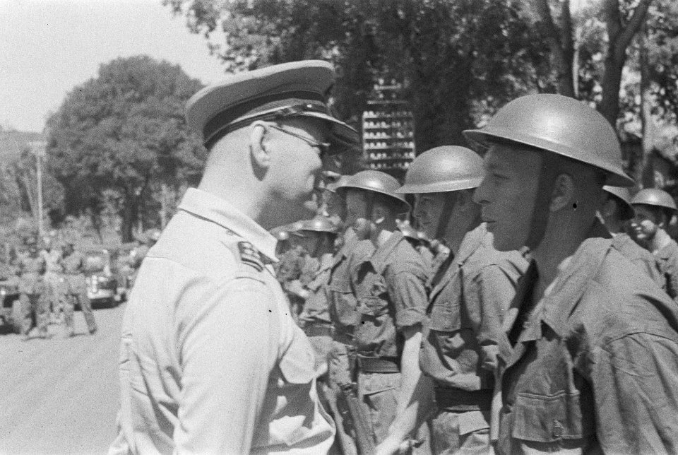 Legercommandant generaal SH Spoor inspecteert de troepen en spreekt met een so, Bestanddeelnr 16-4-4