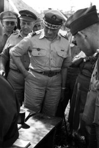 Legercommandant generaal S.H. Spoor kijkt naar iets, omgeven door militairien, , Bestanddeelnr 4421