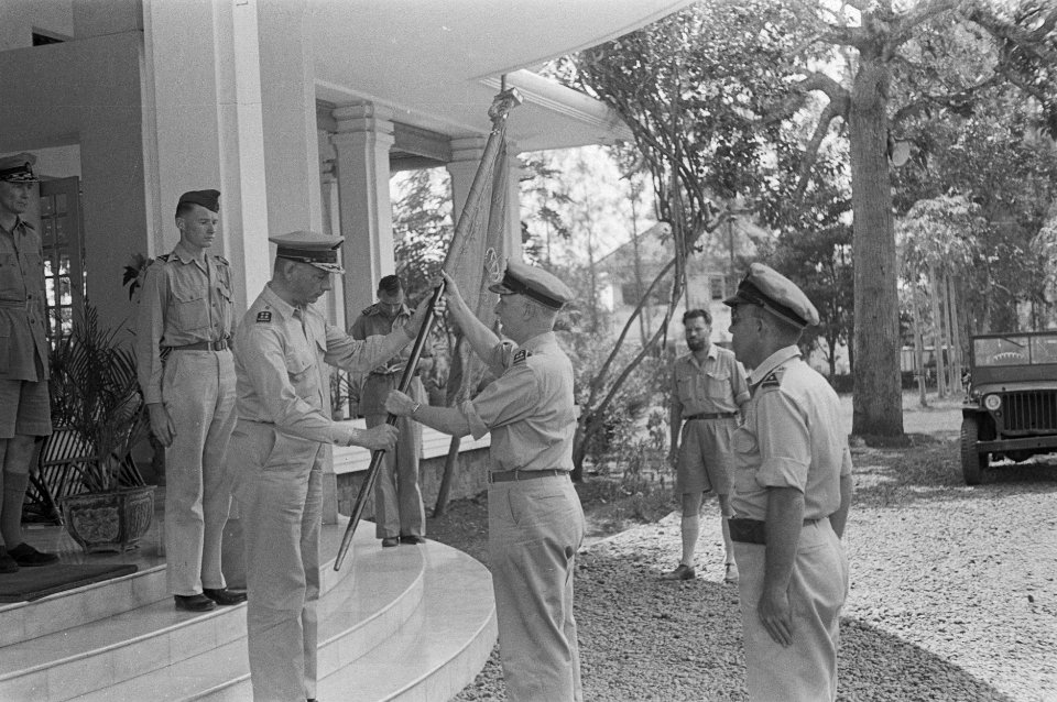 Legercommandant S.H. Spoor overhandigt generaal-majoor Kengen het vaandel, Bestanddeelnr 26-4-3