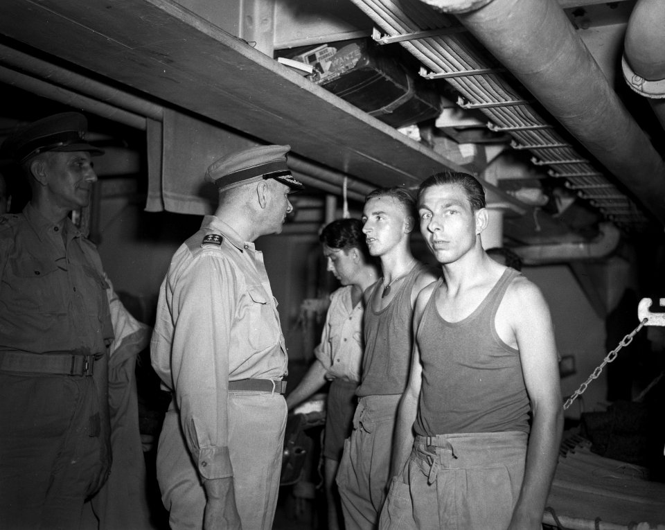 Legercommandant S.H. Spoor, in gesprek met een opvarende, Bestanddeelnr 10643