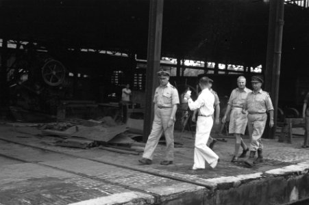 Legercommandant generaal S.H. Spoor wordt rondgeleid op een fabrieksterrein, Bestanddeelnr 4437