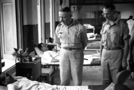 Legercommandant generaal S.H. Spoor op bezoek in een hospitaal, Bestanddeelnr 4430