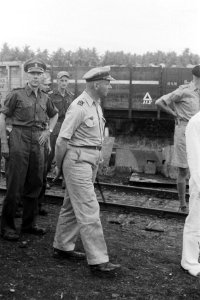 Legercommandant generaal S.H. Spoor wordt rondgeleid op een fabrieksterrein, Bestanddeelnr 4436