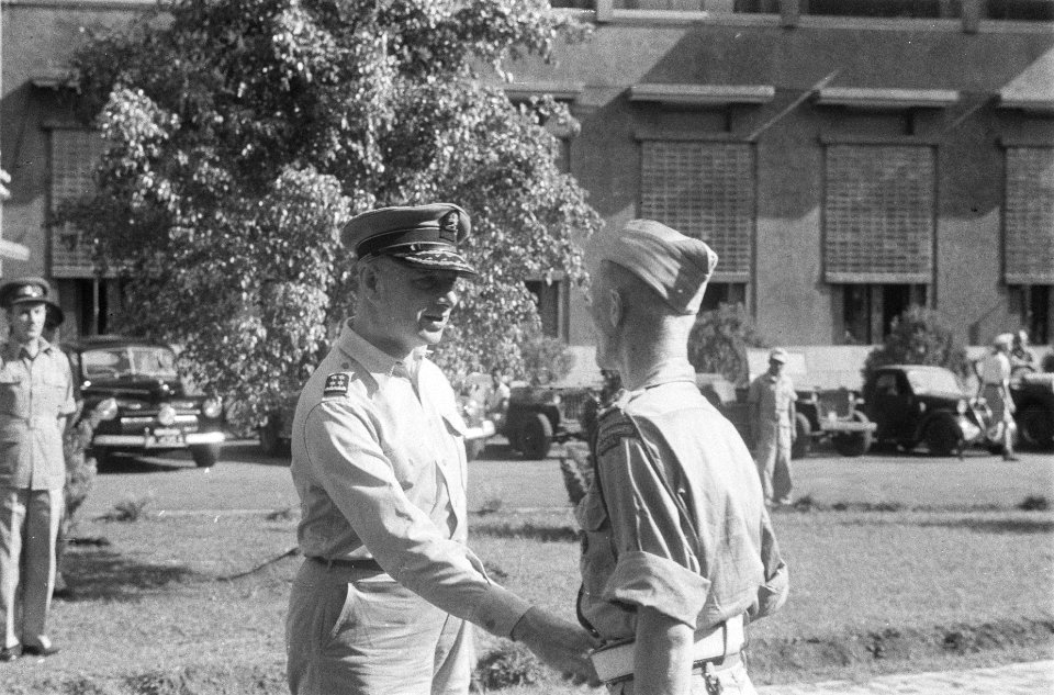 Legercommandant generaal S.H. Spoor spreekt met de kapelmeester luitenant De Gra, Bestanddeelnr 135-5-4