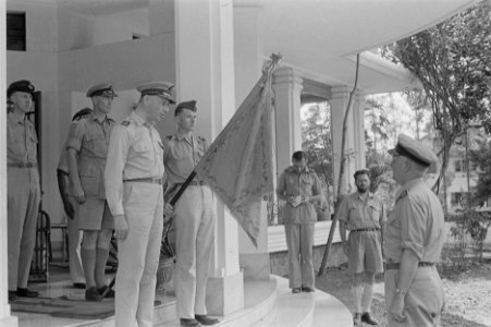 Legercommandant S.H. Spoor spreekt generaal-majoor Kengen toe, Bestanddeelnr 26-4-2