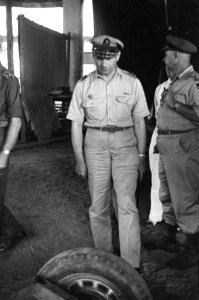 Legercommandant generaal S.H. Spoor op bezoek in een hospitaal, Bestanddeelnr 4433
