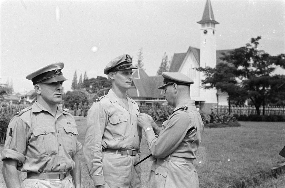 Legercommandant generaal Spoor speldt het Bronzen Kruis op bij een 1e luitenant , Bestanddeelnr 205-4-2