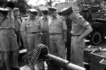 Legercommandant generaal S.H. Spoor kijkt samen met kolonel P. Scholten naar ee, Bestanddeelnr 4426