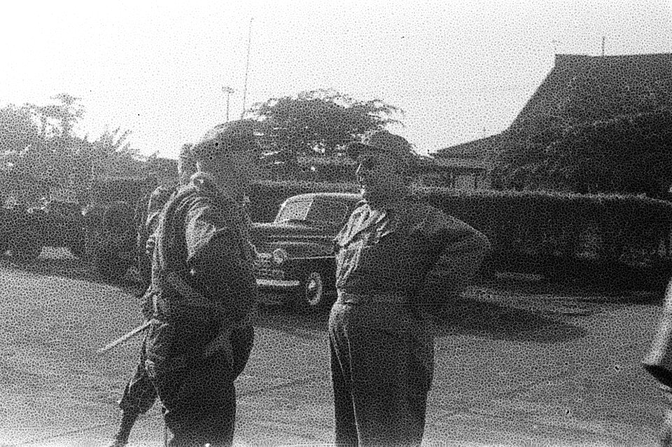 Legercommandant generaal S.H. Spoor in gesprek met generaal Meyer, Bestanddeelnr 2342